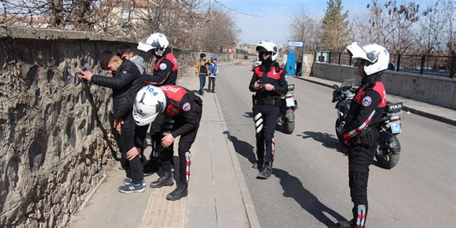 Kadının boynundaki altın kolyeyi kapıp kaçan şüpheliyi Yunus timi 4 dakikada yakaladı