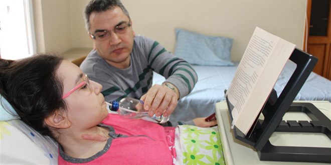 4. kattan düşerek yatağa mahkum olan İrem'e 3 yıldır babası bakıyor