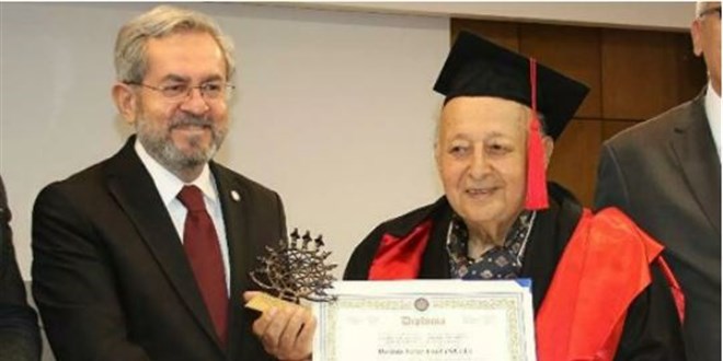 Türkiye'nin en yaşlı üniversite öğrencisi diplomasını aldı
