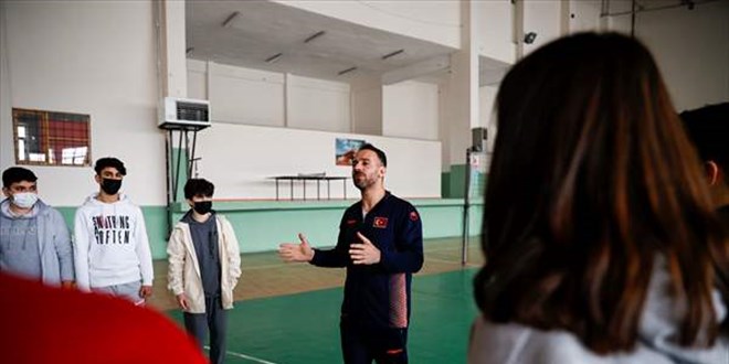 Eski milli cimnastikçi, öğretmenlik hayatına yeni hedefle başladı