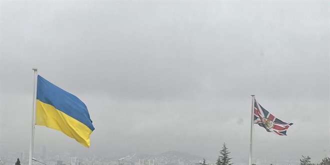 İngiltere'nin Ankara Büyükelçiliği, destek amacıyla Ukrayna bayrağı astı