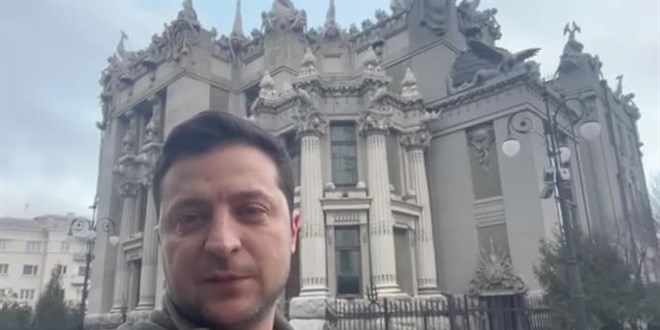 Ukrayna lideri Zelensky: Kamadm Kiev'deyim silah brakmayacaz