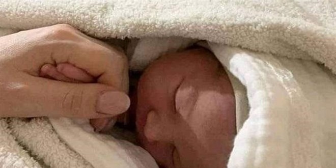 Bomba ve siren sesleri altında sığınakta bir bebek doğdu