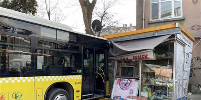 İstanbul'da İETT otobüsü halk ekmek büfesine çarptı
