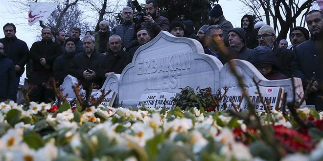Necmettin Erbakan kabri başında dualarla anıldı