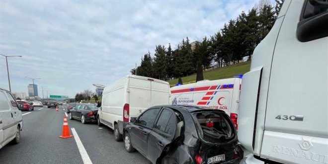 TEM Otoyolu'nda 6 aracın karıştığı zincirleme kaza