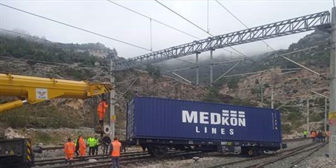 Adana'da yük treninin vagonu raydan çıktı