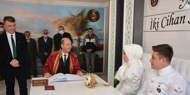 Deniz astsubay, nikah töreninde damatlık yerine üniformasını giydi