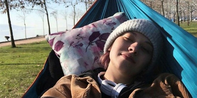 2 polis ile aynı evde iken balkondan düşmüştü...Dudak okuma ile ifadesi alınacak