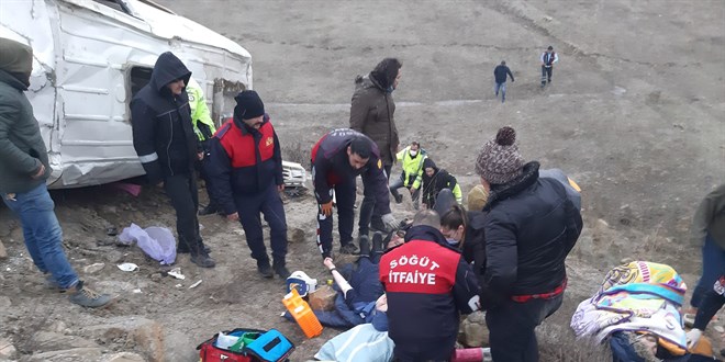 Bilecik'te işçi servisinin devrildiği kazada 6 kişi yaralandı