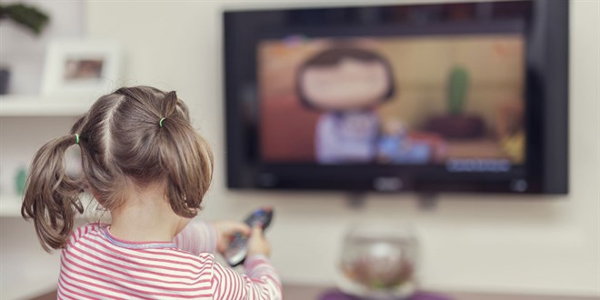 Uzmanından uyarı: Çocuğunuzun yüksek sesle TV izlemesi işitme kaybı belirtisi olabilir