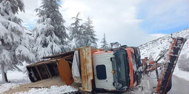Isparta'da devrilen kar küreme aracındaki 2 kişi yaralandı