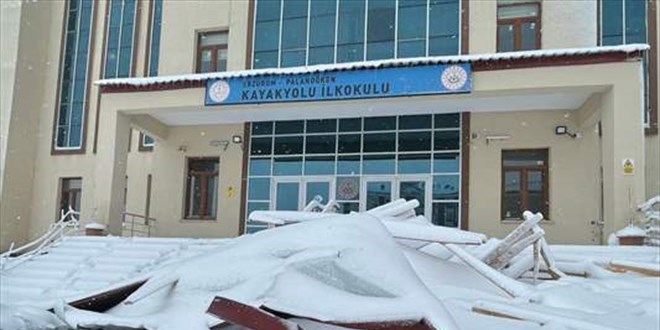 Erzurum'da fırtınada çatısı uçan okulda eğitime ara verildi
