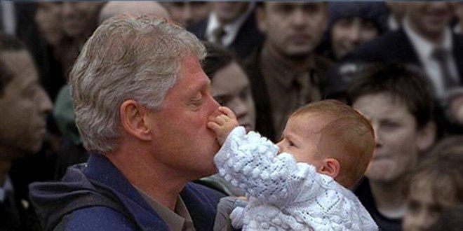 Bill Clinton'ın burnunu sıkmasıyla tanınan 'Erkan bebek' 23 yaşında