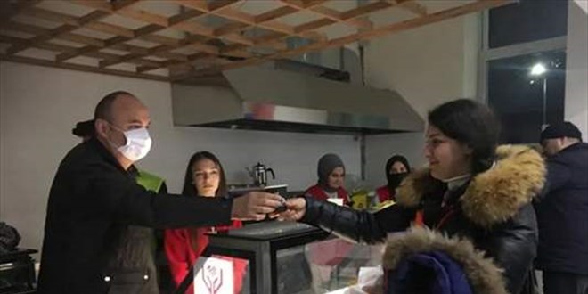 Edirne Valisi Canalp ve eşinden sınır kapısında ikram