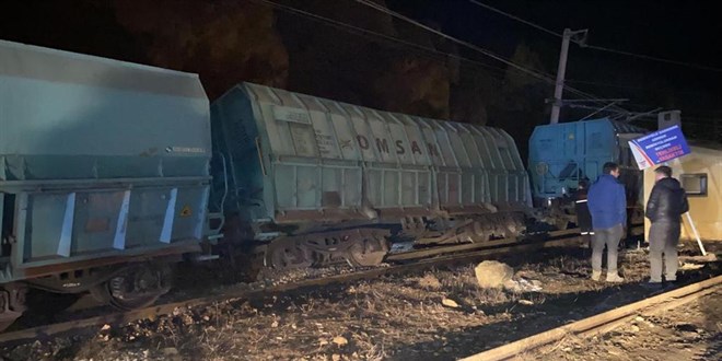 Sivas'ta demir cevheri yüklü 7 vagon devrildi