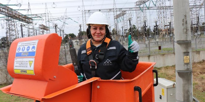 Onu elektrik direği üzerinde gören dönüp bir daha bakıyor