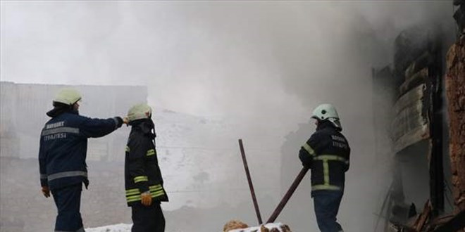 Bayburt'ta bir çocuğun yaralandığı yangında 3 ev kullanılamaz hale geldi