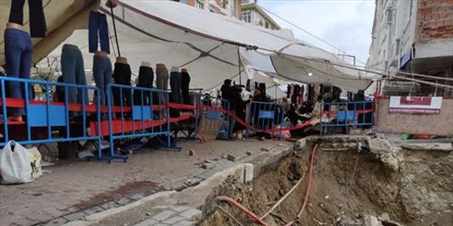 İstanbul'da pazar kurulu alandaki kaldırım çöktü