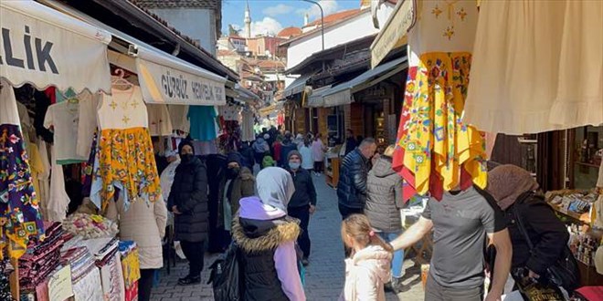 Tarihi konaklarıyla ünlü Safranbolu'da hafta sonu yoğunluğu