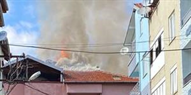 Uşak'ta bir apartmanın çatısında çıkan yangın söndürüldü