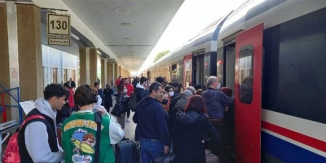 Otobüs fiyatları arttı, trenlerde yoğunluk yaşandı