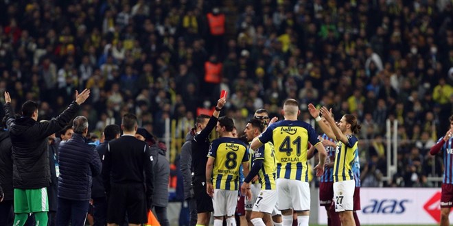 İrfan Can Kahveci'nin gördüğü kırmızı karta sinirlendi, kalp krizi geçirdi