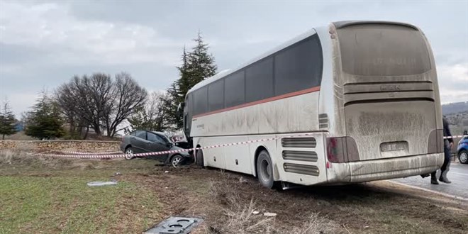 Eskişehir'de servis otobüsüyle otomobil çarpıştı, 3 kişi öldü, bir kişi yaralandı