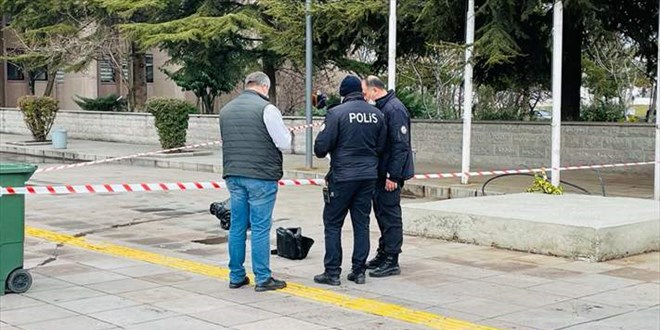 Adliye önünde 'şüpheli çantadan' çalıntı eşyalar çıktı