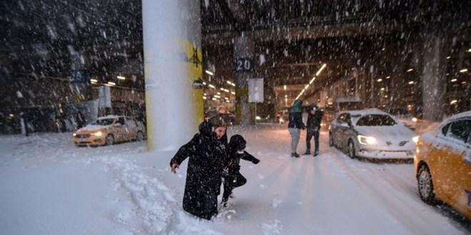 İstanbul'da kar yağışı etkisini sürdürüyor