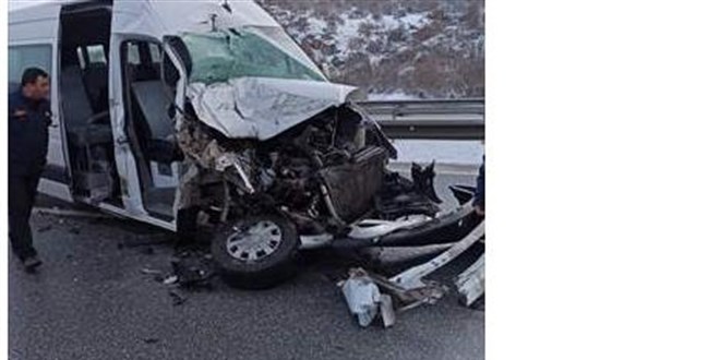 Minibüsle kamyon çarpıştı, 4 öğretmen, 10 öğrenci yaralandı