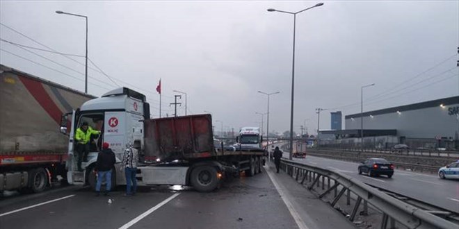 Kocaeli'de bariyerlere çarpan tır ulaşımı aksattı