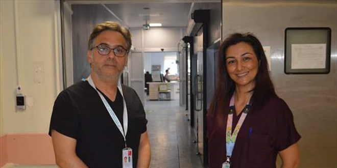 Yoğun bakımda görevli doktor çift zorlukların üstesinden sevgiyle geliyor