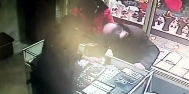 Kuyumcuda dehşet: Sarrafı boynundan bıçakladı, bileziği çalıp kaçtı