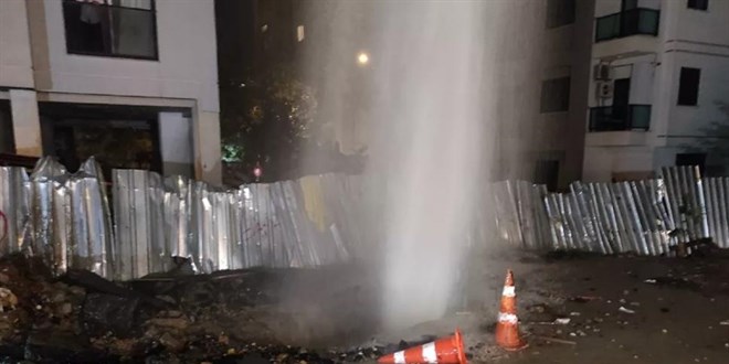Ümraniye'de İSKİ'nin su borusu patladı