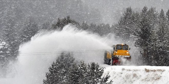 skdar Belediyesi, ot kesme makinesiyle kaldrmlarda biriken karlar  temizledi