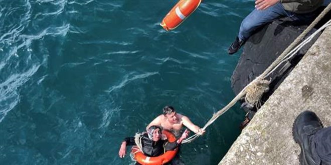 Sinop'ta denize den kadn polis, ekiplerce kurtarld