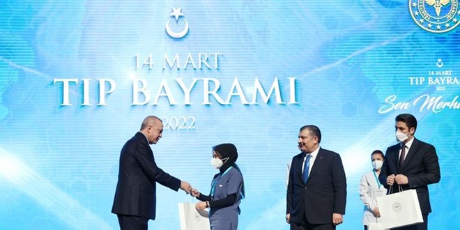 'Yılın hemşiresi' Büşra Torun, ödülünü Erdoğan'dan aldı