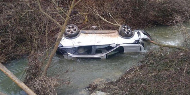Otomobili dereye düştü tutanak tutup evine gitti