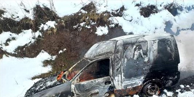 Sakarya'da yanan otomobildeki kişi hayatını kaybetti