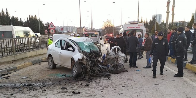 Yön levhasına çarpan otomobil sürücüsü hayatını kaybetti