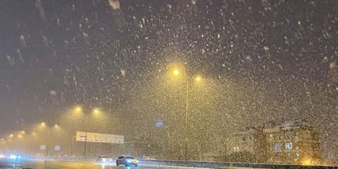 İstanbul'da kar yağışı aralıklarla etkili oluyor
