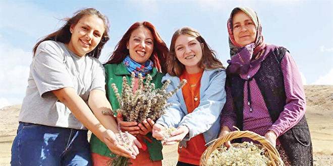 Topuklu ayakkabıyı çıkarıp çizme giydiler