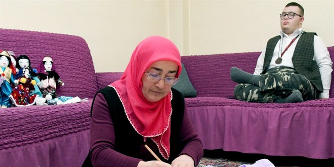 Down sendromlu oğlu için verdiği mücadeleyle 'yılın annesi' seçildi