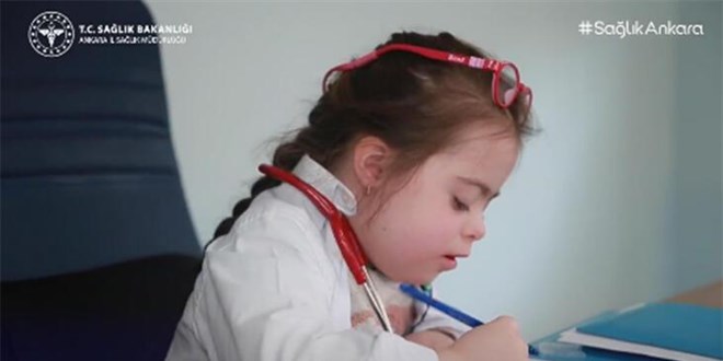 Bakan Koca'dan 6 yaşındaki down sendromlu Doktor Melek paylaşımı
