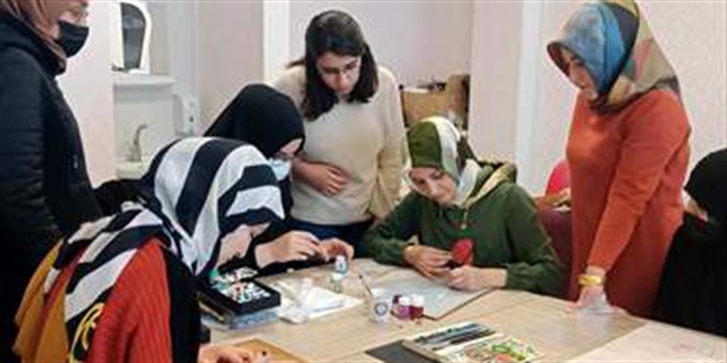 Edebiyat öğretmeni, gönül verdiği hat ve tezhibi gençlere öğretiyor