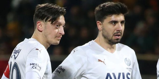 Mesut Özil ile Ozan Tufan kadro dışı bırakıldı