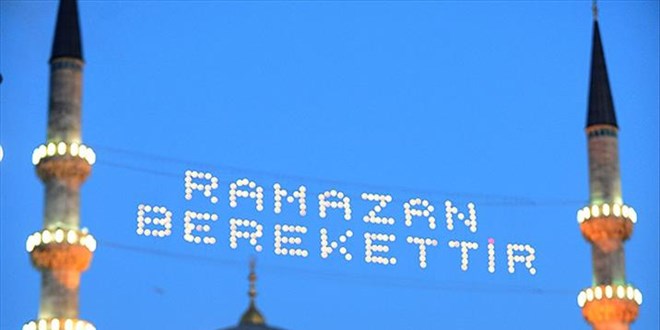 Camilerin ramazan gerdanlıkları asılıyor