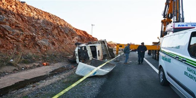 Kayseri'de devrilen çöp kamyonunun sürücüsü öldü, iki işçi yaralandı