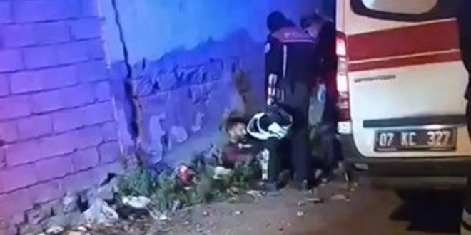 Bıçaklanan gencin karşısında gülüşerek video çektiler